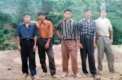 一次外出打工前，田仁信（中）與村里的伙伴合影。田仁信親屬供圖