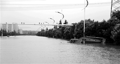 6月28日，南京暴雨致云臺山河漫堤，祿口機場高速雙向封閉 供圖/CFP
