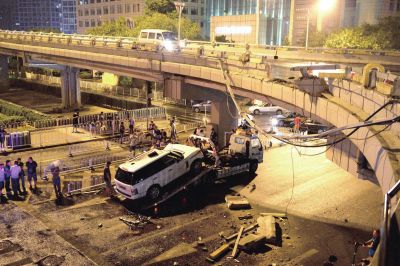 路虎車被扶正后，救援車將其拖離現(xiàn)場(chǎng)。