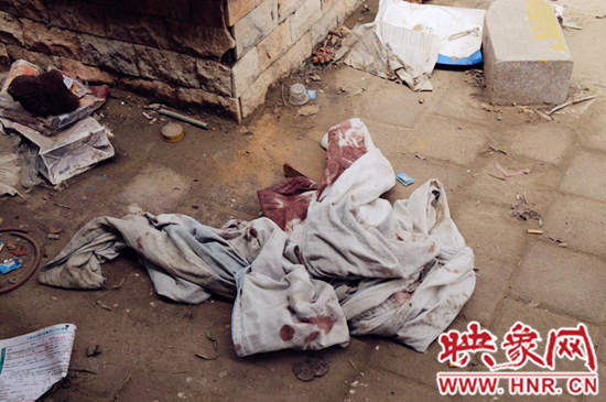 現(xiàn)場(chǎng)一張被單上沾滿(mǎn)血跡。