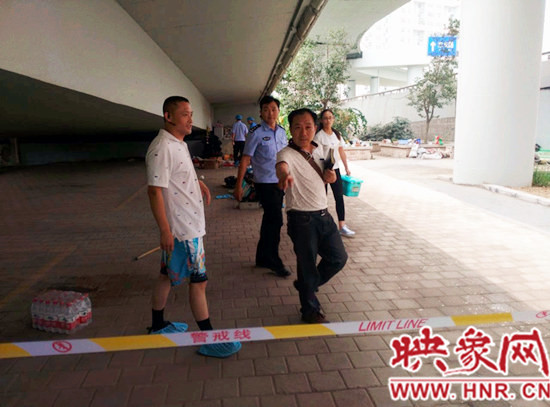 事發(fā)后，警方封鎖現(xiàn)場(chǎng)進(jìn)行調(diào)查取證。