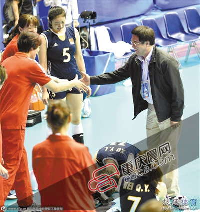 潘志琛(右)曾邀請郎平回歸。