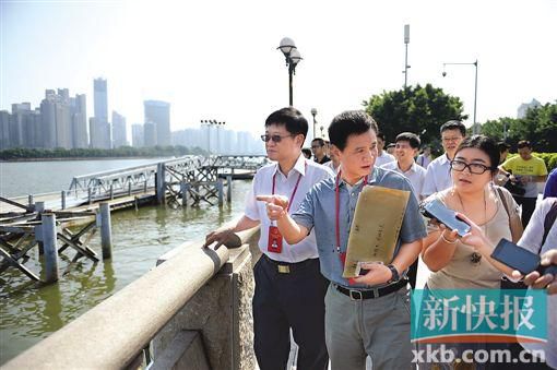 人大代表們在珠江邊現(xiàn)場調(diào)研。