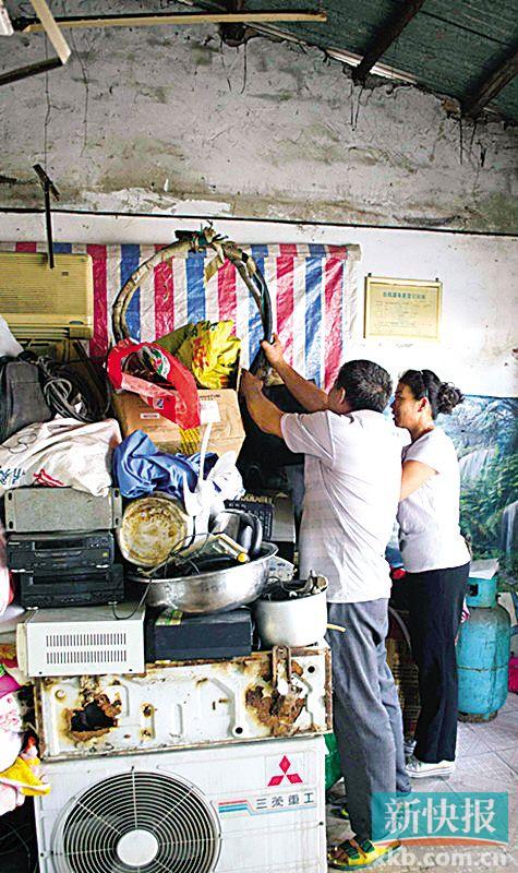 劉伯與妻子李姨在收拾剛回收的幾件小電器。