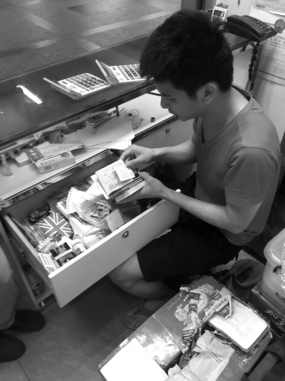 嫌疑人家的煙酒店內(nèi)暗藏地下錢(qián)莊。警方供圖