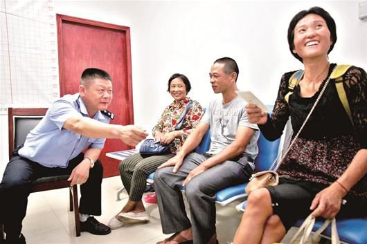 在民警的幫助下，流浪婦女右一與親人相聚