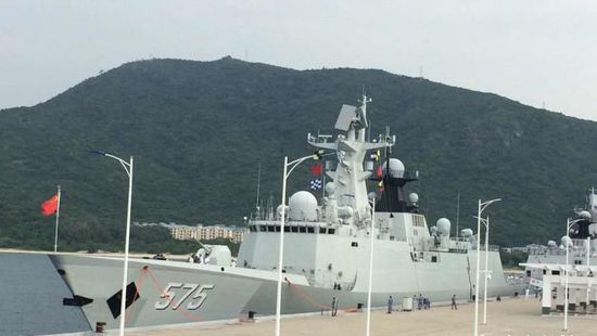 中國海軍艦艇編隊12日上午從三亞起航，參加“和平友誼-2015”中馬兩軍首次實兵聯(lián)演。