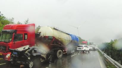 西攀高速公路追尾事故現(xiàn)場。