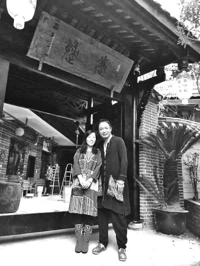 顧少強(qiáng)和丈夫在自己的客棧前合影,作為結(jié)婚照。照片由受訪者提供