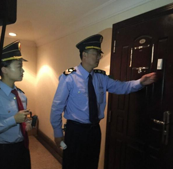 青島市衛(wèi)生監(jiān)督所的工作人員在郝愛(ài)勇診所執(zhí)法。