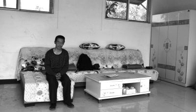 交完彩禮錢，牛志忠?guī)缀跎頍o分文，家里的沙發(fā)、茶幾、衣柜都是凌光輝買的。京華時報(bào)記者張恒攝
