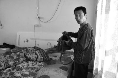 牛志忠翻看凌光輝留下的挎包。京華時報(bào)記者張恒攝