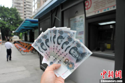 “如果是千元左右的跨行轉(zhuǎn)賬，都會先充值到支付寶，然后再轉(zhuǎn)到相應(yīng)銀行賬戶中”，肩負3000多元月供的北京白領(lǐng)小李告訴中新網(wǎng)記者，這樣操作起來方便、省時，還免去下載好幾個銀行客戶端的麻煩。