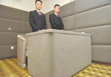 審訊室、居住室內(nèi)的桌椅板凳都進行了軟包。