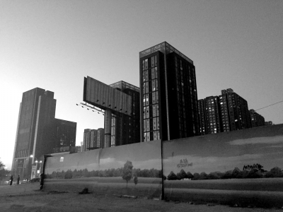 荒地西、南、北三面被2米多高的圍欄圍住。