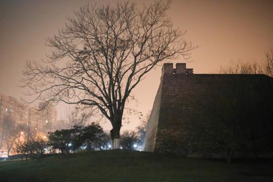 2015年12月20日，北京。霧霾之中，燈光之下的明長(zhǎng)城遺址公園。