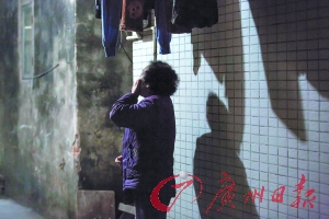 女姐在講述自己老伴幾年前在保姆的“照料”下去世的經(jīng)歷，神色悲傷。廣州日?qǐng)?bào)記者陳憂子 實(shí)習(xí)生郭嘉亮攝