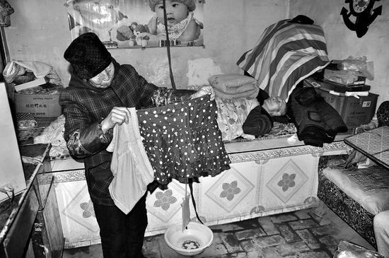 給爺爺到鎮(zhèn)上領過冬的福利，卻領回短裙短褲