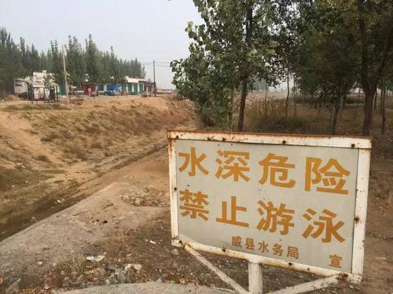 2015年10月20日，記者在河北省威縣看到，橋下河流早已干涸，除了土和石頭，什么都沒有。 新華社記者郭雅茹 攝