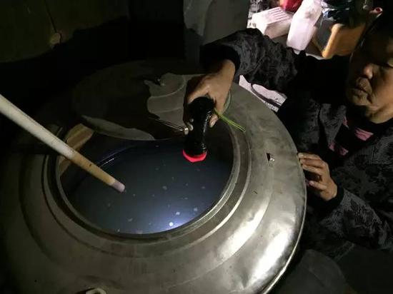洞庭湖缺水，2015年11月，湖南省南縣石壩村肖喜福老人家中面臨的水質(zhì)型缺水難題。近20多年來，家里打了兩次深井，如圖所示，井水呈乳白色，鐵錳嚴(yán)重超標(biāo)，無法飲用。新華社記者周楠攝