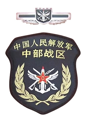 習近平將軍旗授予東部戰(zhàn)區(qū)司令員劉粵軍、政治委員鄭衛(wèi)平。