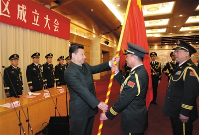 習近平將軍旗授予東部戰(zhàn)區(qū)司令員劉粵軍、政治委員鄭衛(wèi)平。