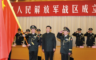 習近平將軍旗授予南部戰(zhàn)區(qū)司令員王教成、政治委員魏亮。