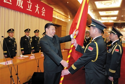 習近平將軍旗授予西部戰(zhàn)區(qū)司令員趙宗岐、政治委員朱福熙。