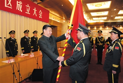 習近平將軍旗授予北部戰(zhàn)區(qū)司令員宋普選、政治委員褚益民。