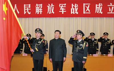 習近平將軍旗授予中部戰(zhàn)區(qū)司令員韓衛(wèi)國、政治委員殷方龍。