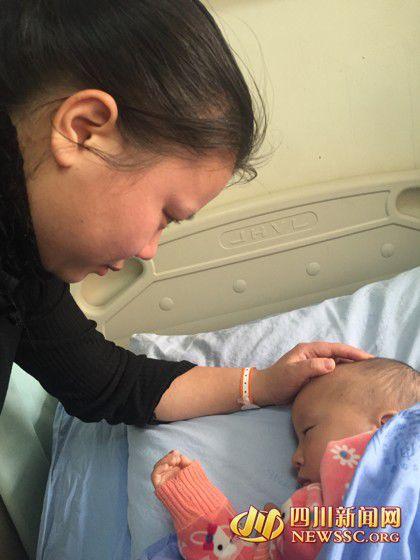 徐女士看著睡著的兒子，心里為手術(shù)費發(fā)愁