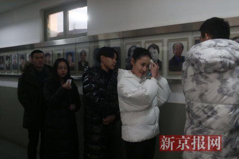 表演系考生考前正用紙巾卸妝。