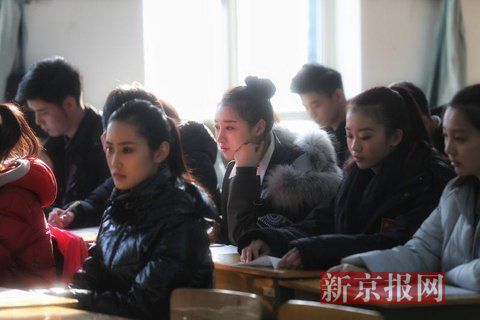 主持系考生正在備考區(qū)等待考試。