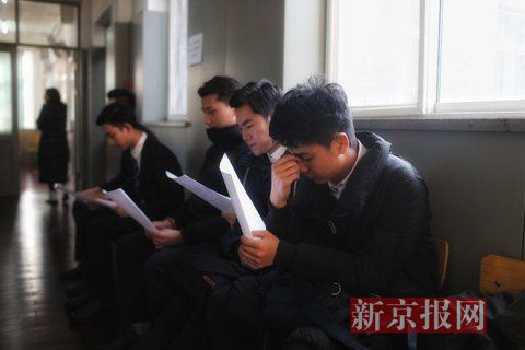 主持系考生正在備考區(qū)等待考試。