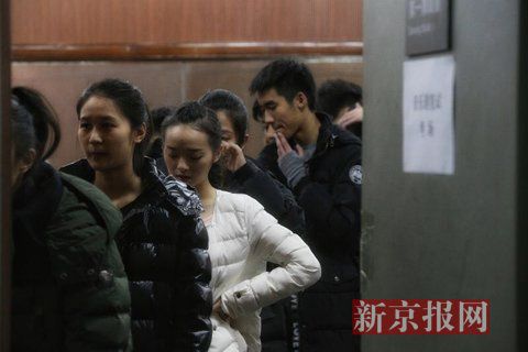 音樂劇系考生在備考區(qū)域等待考試。新京報記者 周崗峰 攝