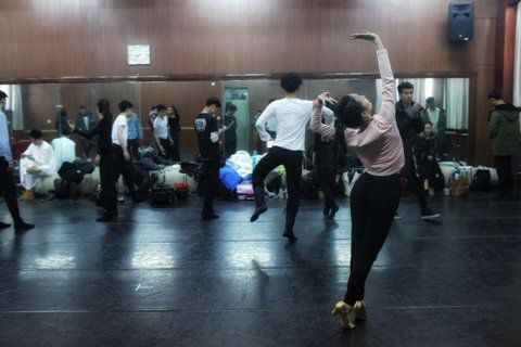 音樂劇系考生在備考區(qū)域等待考試。新京報記者 周崗峰 攝