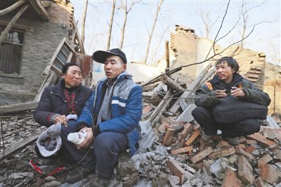 2014年1月，取保候?qū)彽乃螤?zhēng)光和父母看著殘敗的房子，默默流淚