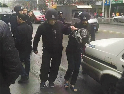 達(dá)州市警方押解剛被抓獲的犯罪嫌疑人褚思練（裹頭巾者）。 本組圖片/新華社