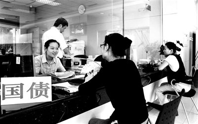 由于網(wǎng)銀和柜臺(tái)同時(shí)開(kāi)售，部分銀行網(wǎng)點(diǎn)甚至來(lái)不及賣(mài)出一筆就發(fā)現(xiàn)額度全部被搶光供圖/視覺(jué)中國(guó)