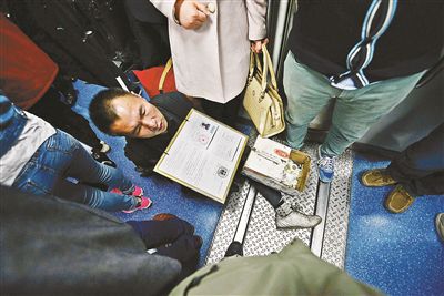 在賣藝時，李大鵬會把判決結(jié)果掛在胸前