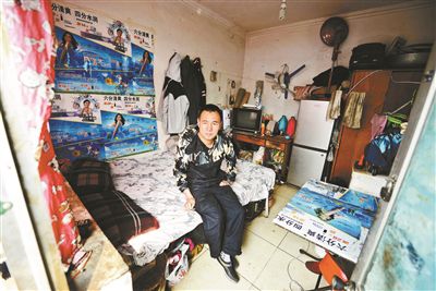 早晨收拾停當(dāng)后，李大鵬準(zhǔn)備前往地鐵賣藝