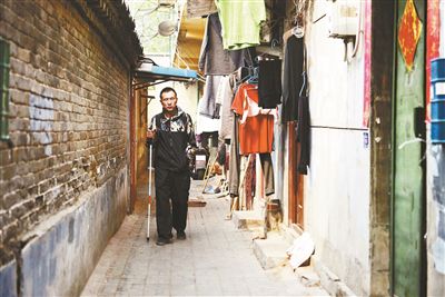 雖然曾被報道擁有兩套房產(chǎn)，李大鵬實際的租住地在一片棚戶區(qū)里