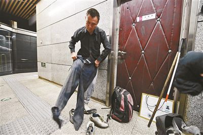 只有在賣藝時，李大鵬才會換上破舊的衣服