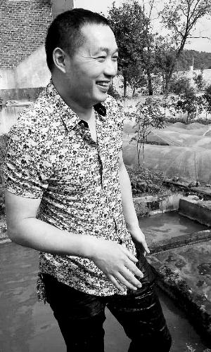 救出小孩上后，楊文利一身糞水。