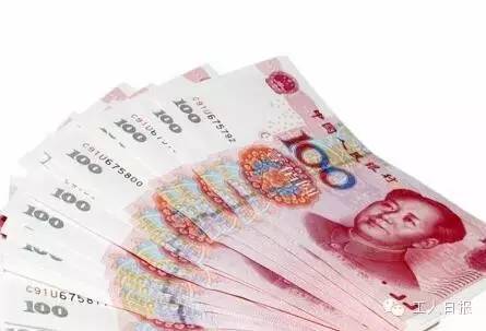 按照4月1日起上海執(zhí)行的月最低工資標(biāo)準(zhǔn)2190元計(jì)算，勞動者在5月1日當(dāng)天加班，每天的加班工資至少有302元。如果3天都加班、不調(diào)休，加班工資至少有704元。