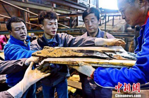 圖為南昌西漢海昏侯墓主槨室考古發(fā)掘現場出土了一組漆器“屏風”?！」?攝