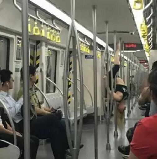 女子在地鐵上跳鋼管舞。