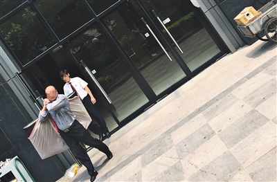 昨日11時(shí)許，新華聯(lián)國(guó)際公寓門(mén)口，一男子將電視等賭具轉(zhuǎn)移，后被警方控制