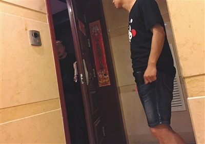 新華聯(lián)國(guó)際公寓23層，辦案民警陸續(xù)進(jìn)入涉案房間