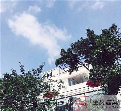 書店外觀設(shè)計感十足。